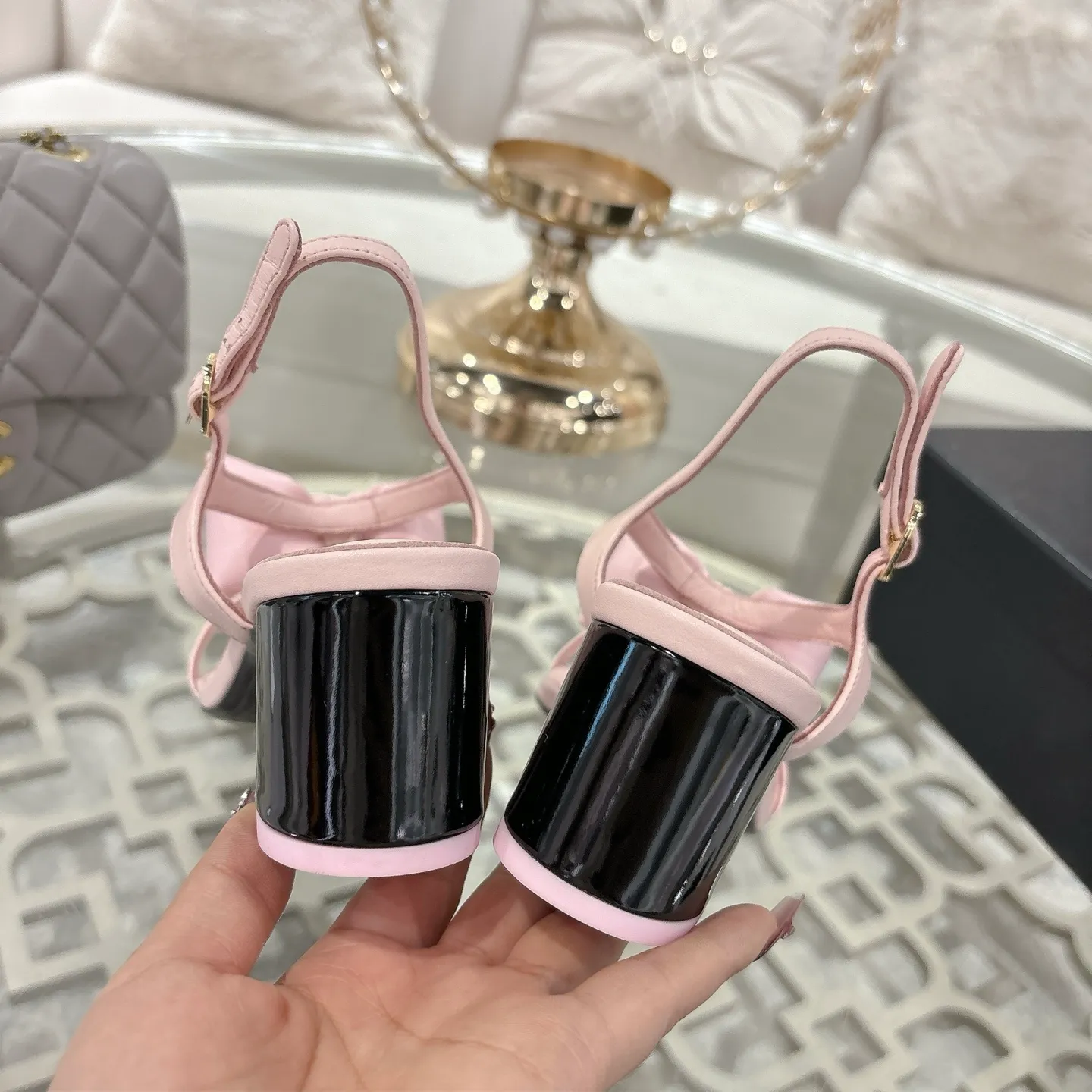 👟👟Ex-factory price 560👟👟 CHANEL 25ss spring and summer new counter top double C bow sandals. This classic design; bow with double C embellishment, playful and elegant, multiple color matching elements... Diversified mix and match is very beautiful and versatile, very light and comfortable on the feet, super delicate and elegant... ꫛꫀꪝ Go➫ Material: Upper: Original customized imported sheepskin Inner: Original custom-made sheepskin lining Outsole: Original custom-made Italian through-dyed genuine leather outsole Size: 35–40 (40 and 41 are custom-made and cannot be returned or exchanged)